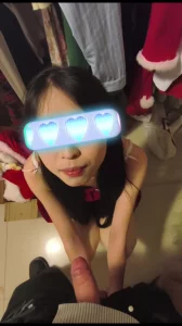 发个新年福利，带母狗去拍圣诞写真照片，在换衣间里让母狗口交，真实刺激