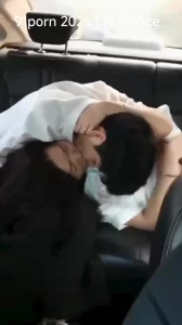 还没开到酒店已经和单男舌吻摸起来了